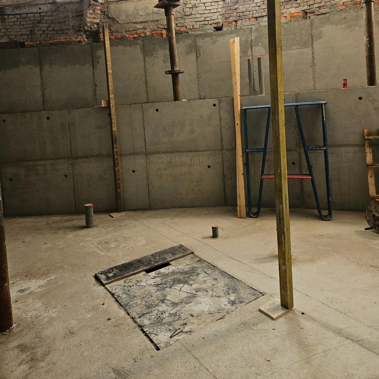 Kelder met nieuwe wanden en stempels tijdens de verbouwing